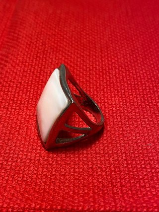Anillo plateado con piedra blanca