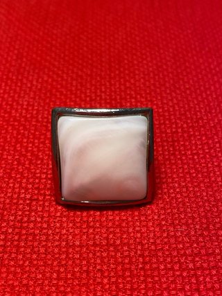 Anillo plateado con piedra blanca