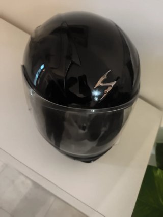 Casco de moto negro integral