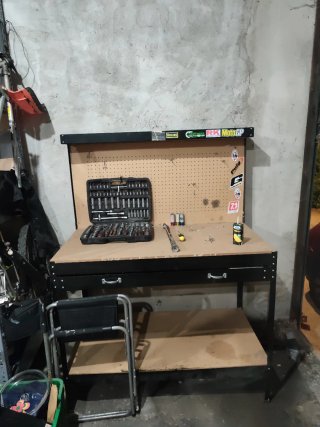 Banco de trabajo con panel perforado