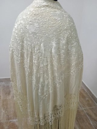 Mantón de Manila Seda Bordado Flores