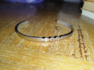 Brazalete plata con detalles rojos