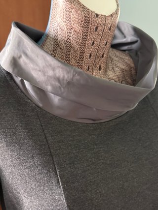 Abito grigio con collo alto e tasche