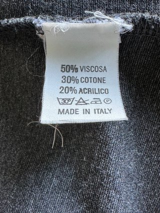 Abito grigio con collo alto e tasche