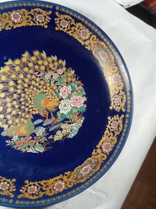 Plato decorativo azul con pavo real atawoos