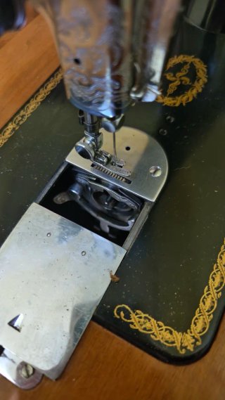 Máquina de coser ALFA con mesa retro