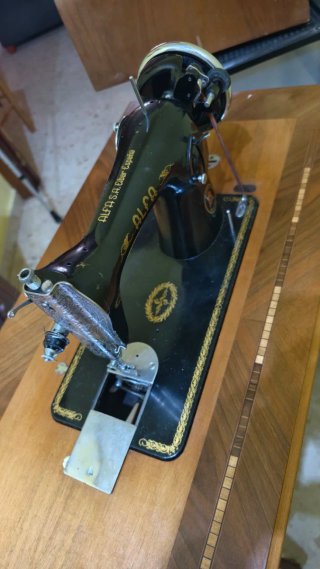 Máquina de coser ALFA con mesa retro
