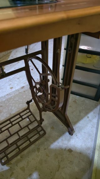 Máquina de coser ALFA con mesa retro