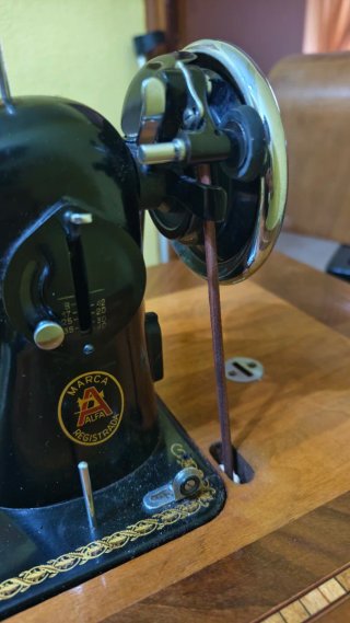 Máquina de coser ALFA con mesa retro