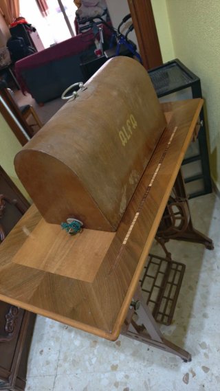 Máquina de coser ALFA con mesa retro
