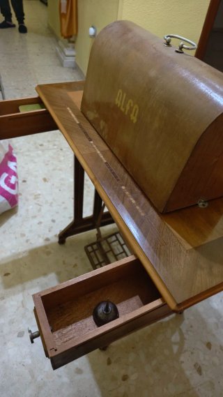 Máquina de coser ALFA con mesa retro