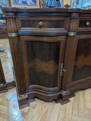 Mueble de salón de madera oscura