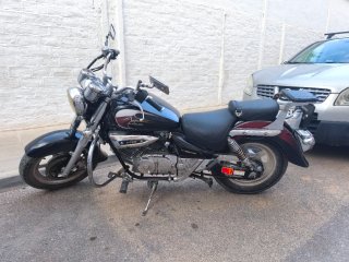Hyosung Aquila GV125 Negra/Burdeos