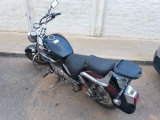 Hyosung Aquila GV125 Negra/Burdeos