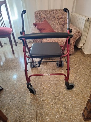 Andador para mayores con asiento y cesta .