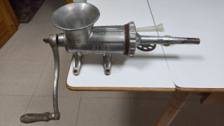 Picadora antigua ELMA para chorizos