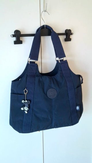 Bolso azul marino con llavero