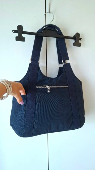 Bolso azul marino con llavero