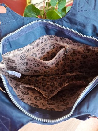 Bolso azul marino con llavero
