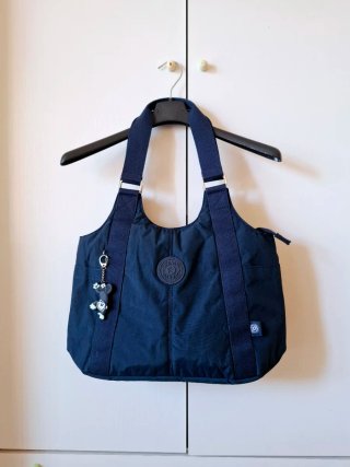 Bolso azul marino con llavero