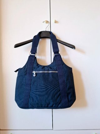 Bolso azul marino con llavero