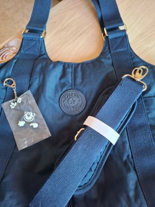 Bolso azul marino con llavero