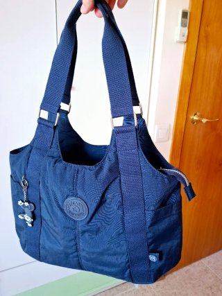 Bolso azul marino con llavero