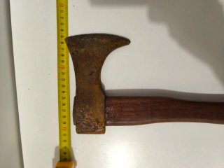 Hacha antigua de madera