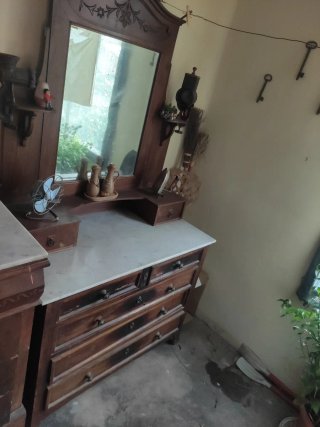 Alacena antigua de madera y mármol