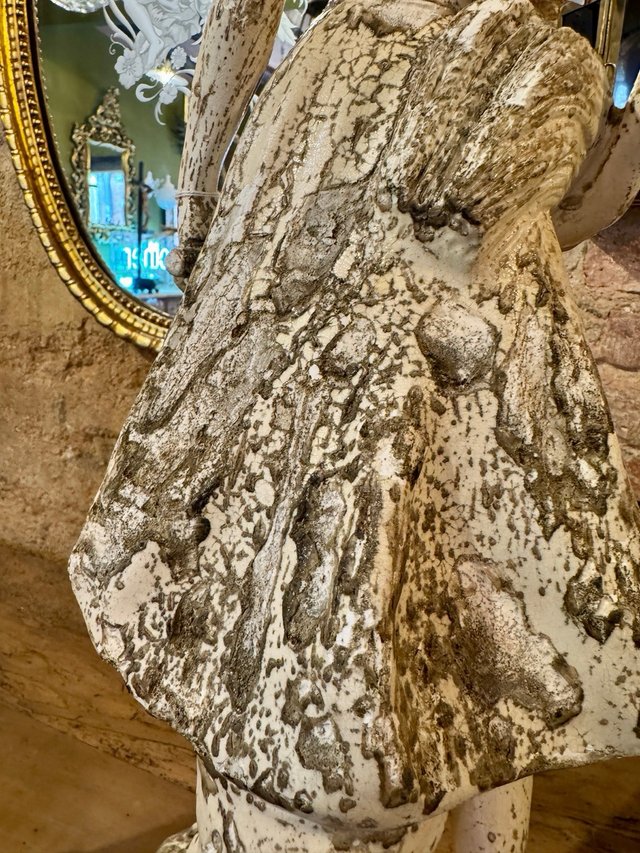 Escultura cerámica modernista antigua