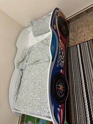 Cama infantil con diseño de coche
