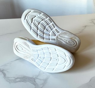 Nike Air Max Axis Blancas y Doradas