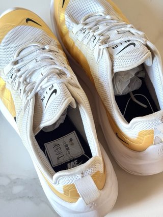 Nike Air Max Axis Blancas y Doradas