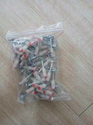 Pistola de clavos y accesorios
