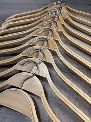11 perchas de madera y metal