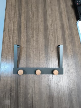 Perchero de puerta gris con pomos de madera