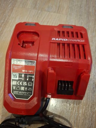 Milwaukee M18B5 Batería 5.0Ah + Cargador M12-18FC