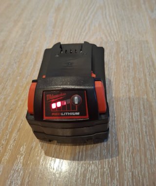 Milwaukee M18B5 Batería 5.0Ah + Cargador M12-18FC