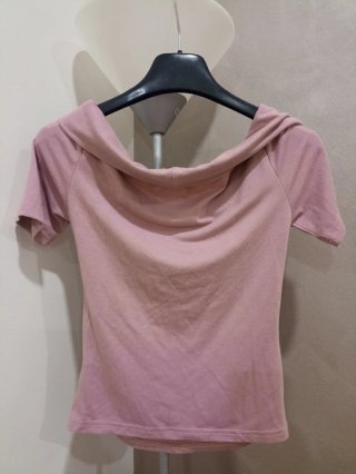 Maglietta rosa con incrocio.