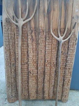 Trillo grande y 2 horcas de madera