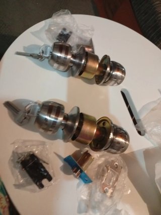 Pomos puerta con cerradura y llaves