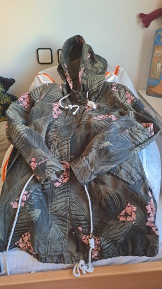 Cazadora verde y rosa estampado floral