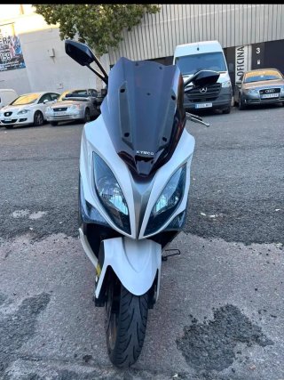 Maxi Scooter Kymco Blanca y Negra