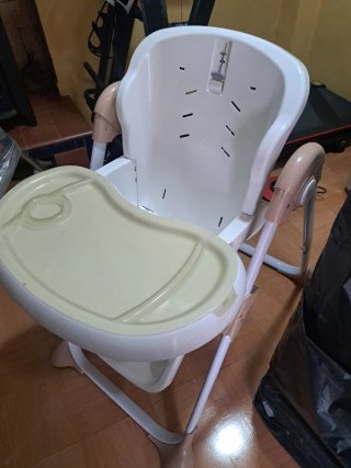 Trona de bebé blanca y beige