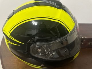 Casco modulare Shoei nero e giallo