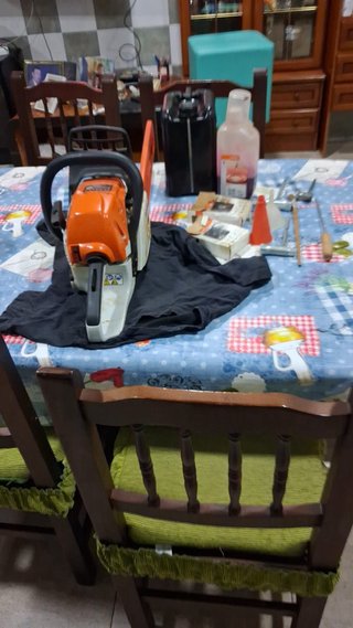 Motosierra con accesorios