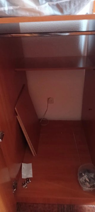 Mueble de madera marrón
