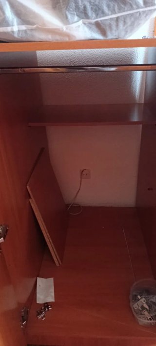 Mueble de madera marrón