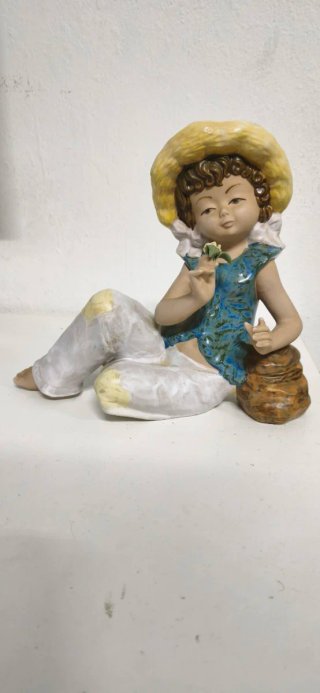 Figura cerámica vintage niño con flor