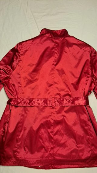 Parka rojo brillante con cinturón
